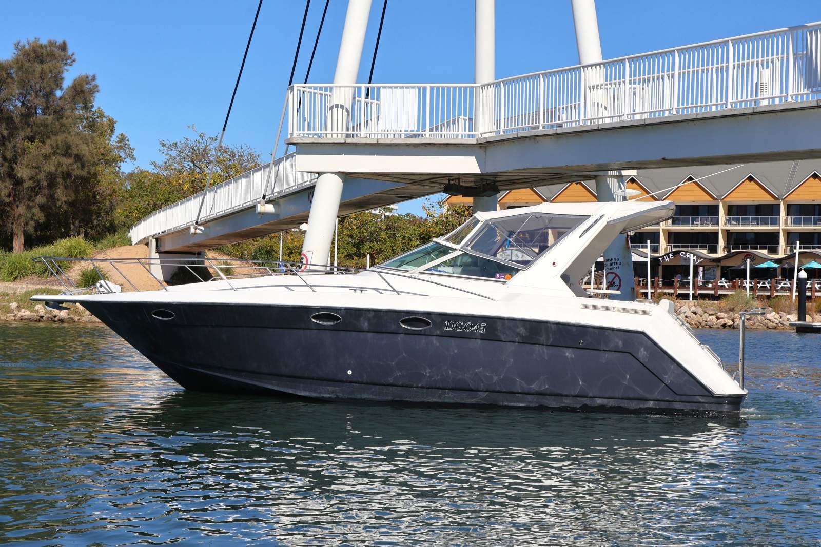 1998 REGAL 32 CABIN CRUISER