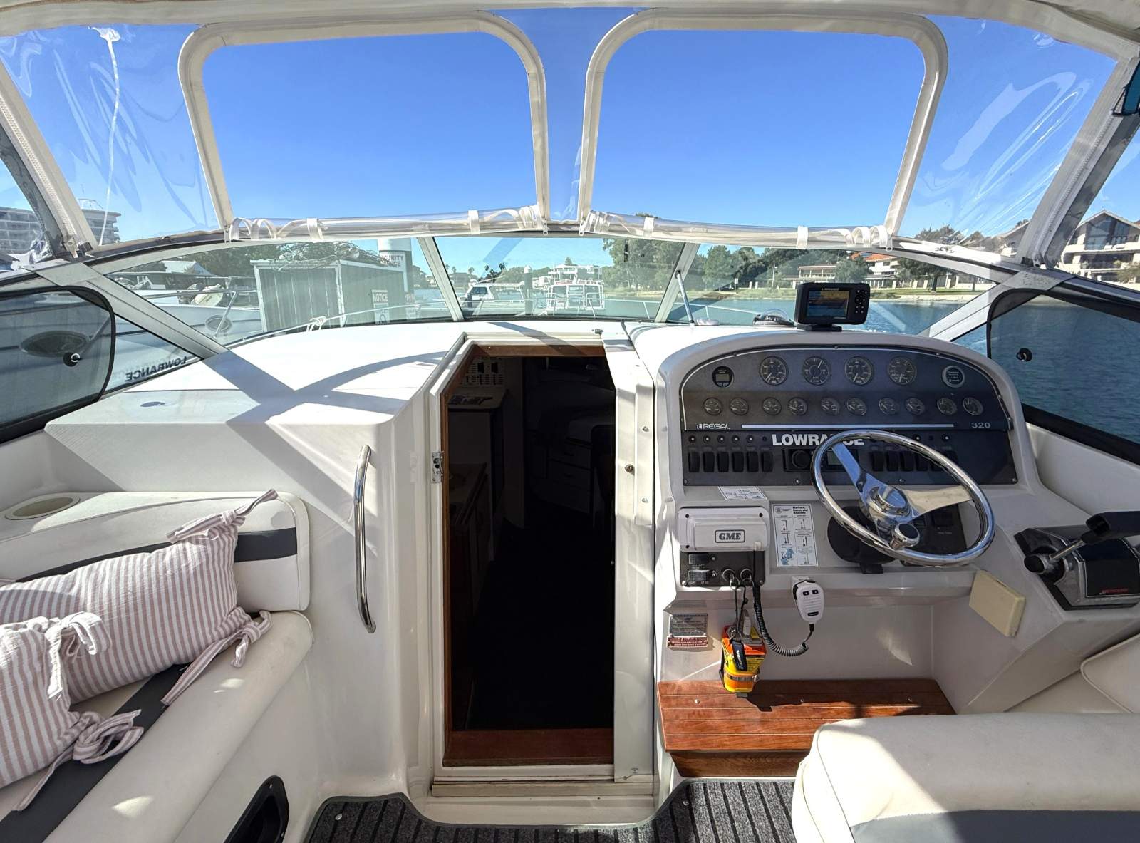 1998 REGAL 32 CABIN CRUISER