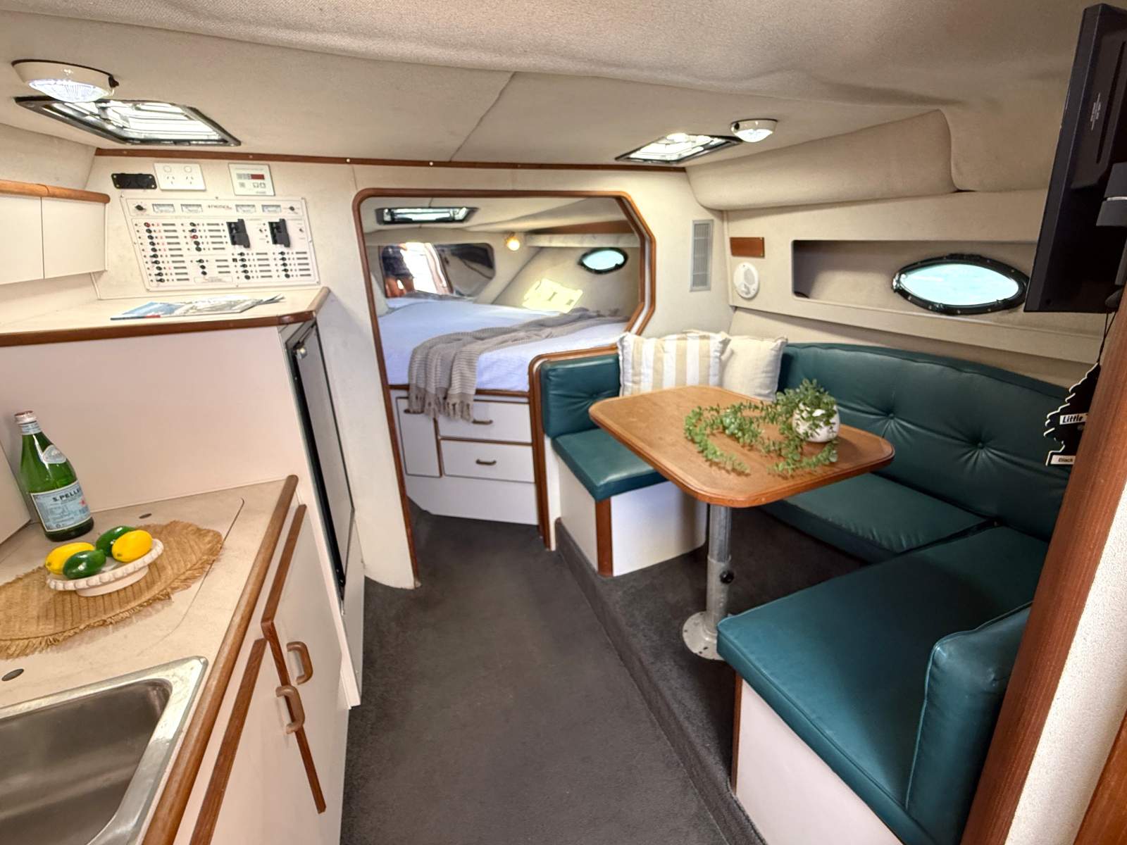 1998 REGAL 32 CABIN CRUISER