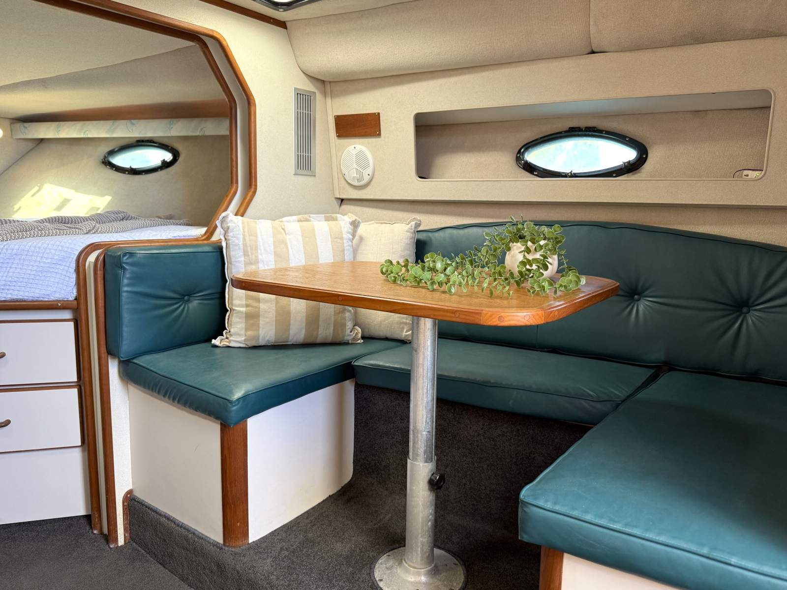 1998 REGAL 32 CABIN CRUISER