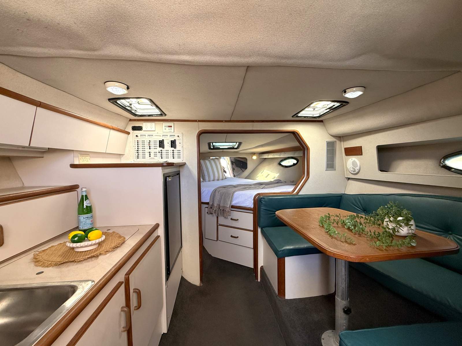 1998 REGAL 32 CABIN CRUISER