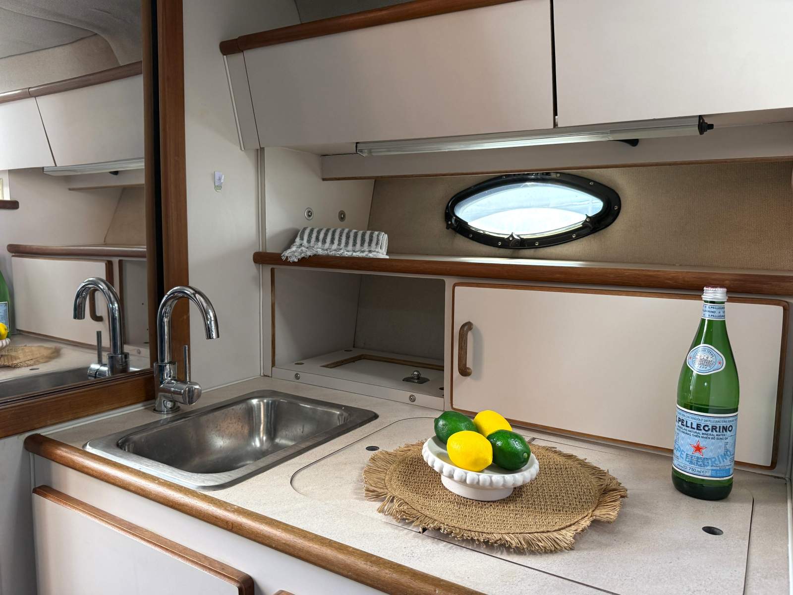1998 REGAL 32 CABIN CRUISER