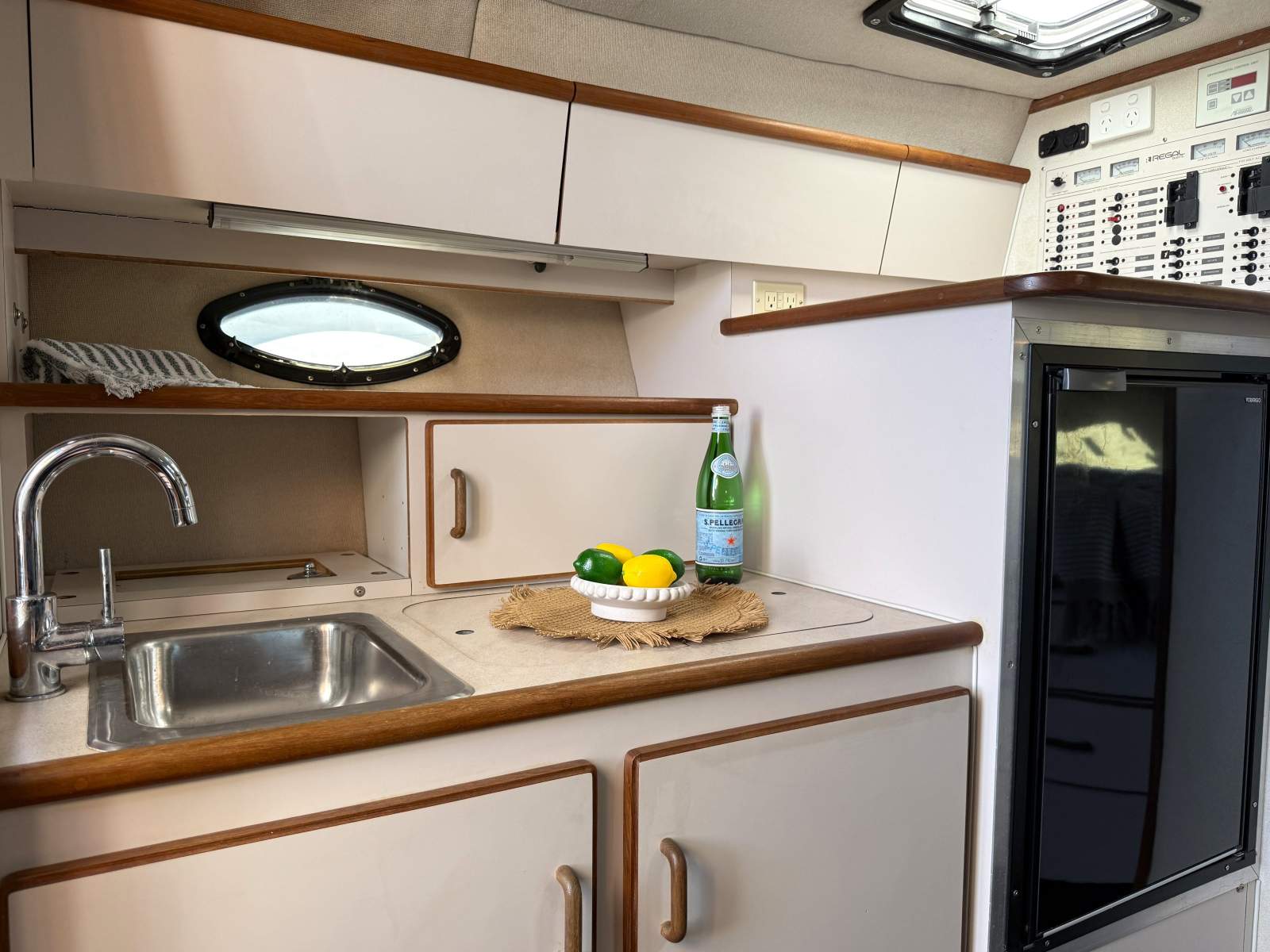 1998 REGAL 32 CABIN CRUISER