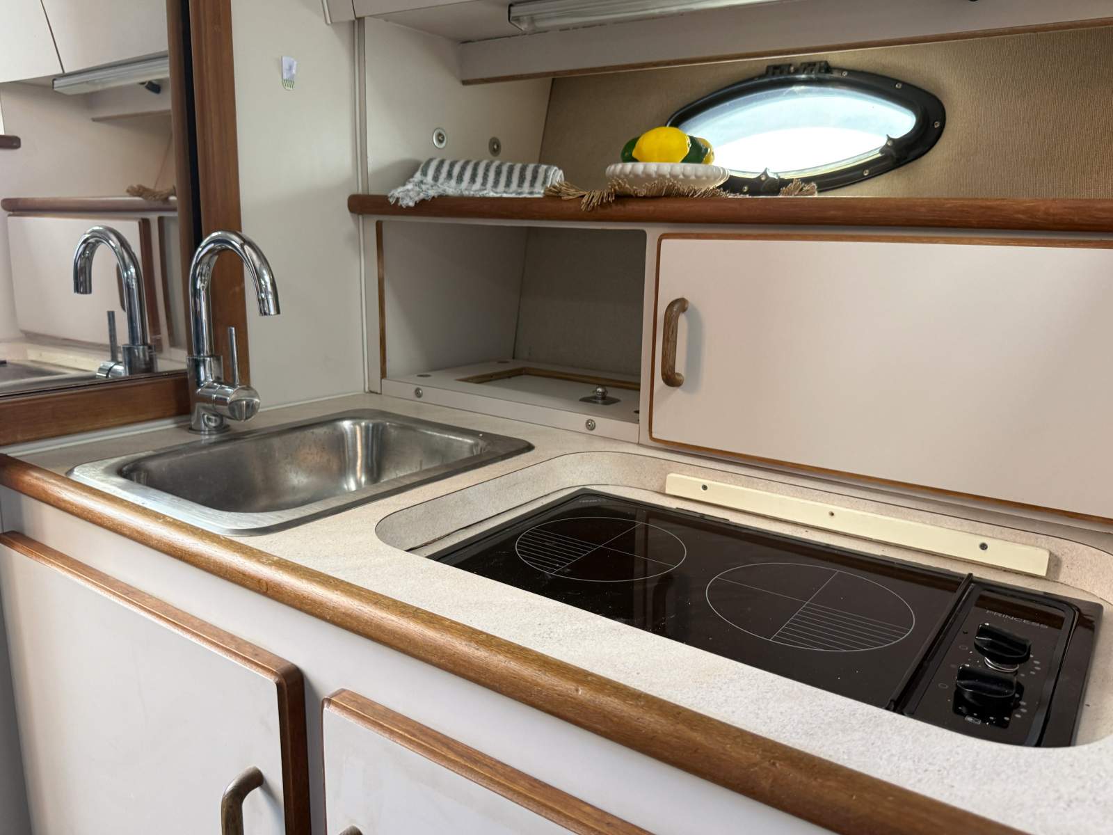 1998 REGAL 32 CABIN CRUISER