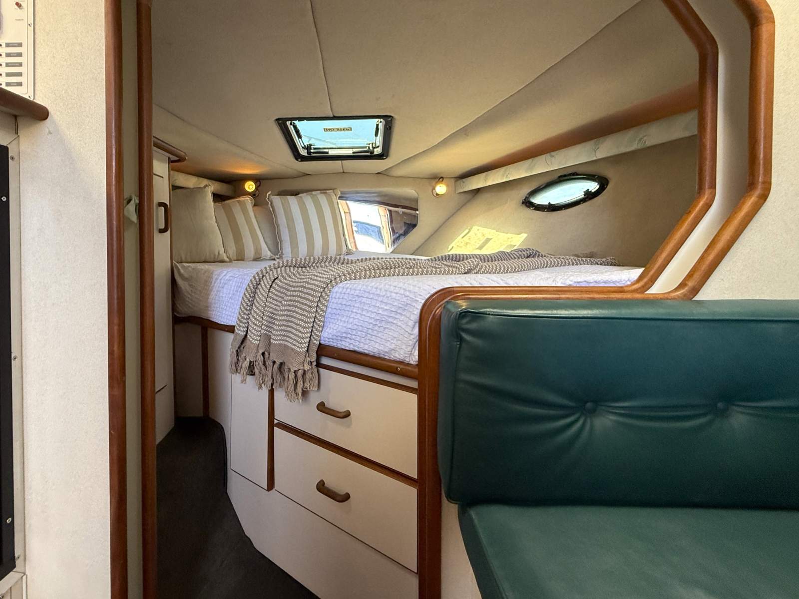 1998 REGAL 32 CABIN CRUISER