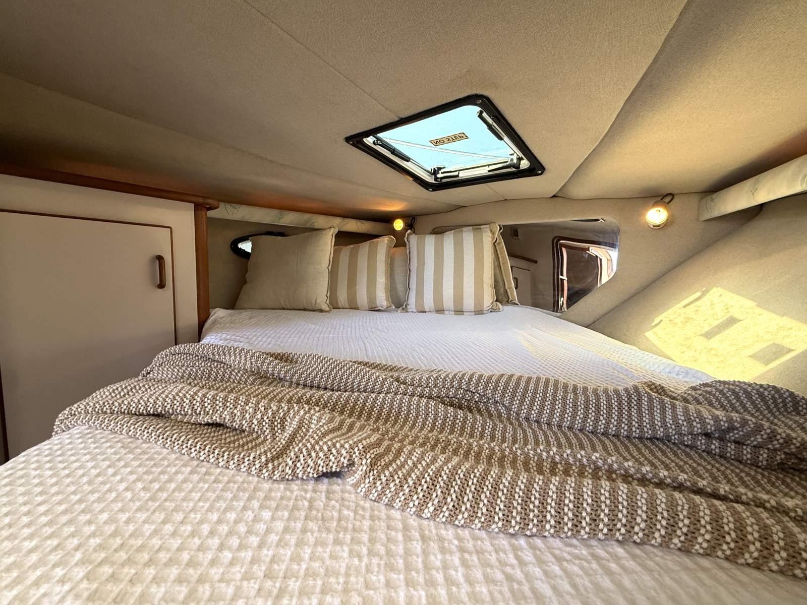 1998 REGAL 32 CABIN CRUISER