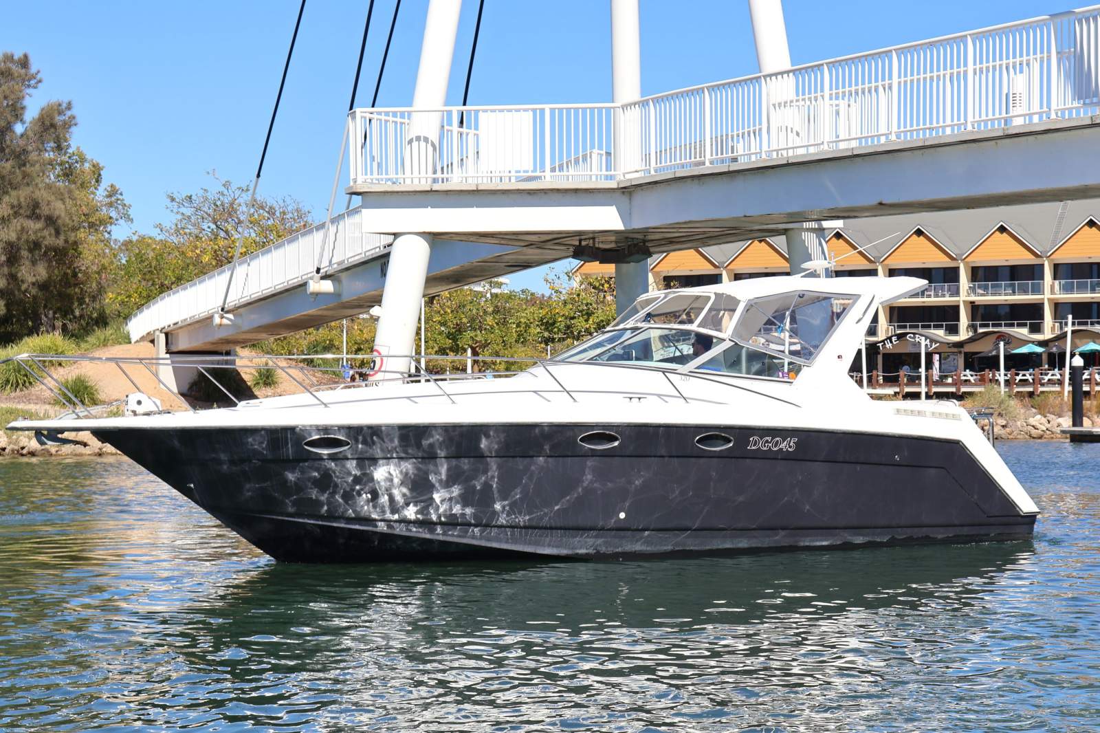 1998 REGAL 32 CABIN CRUISER
