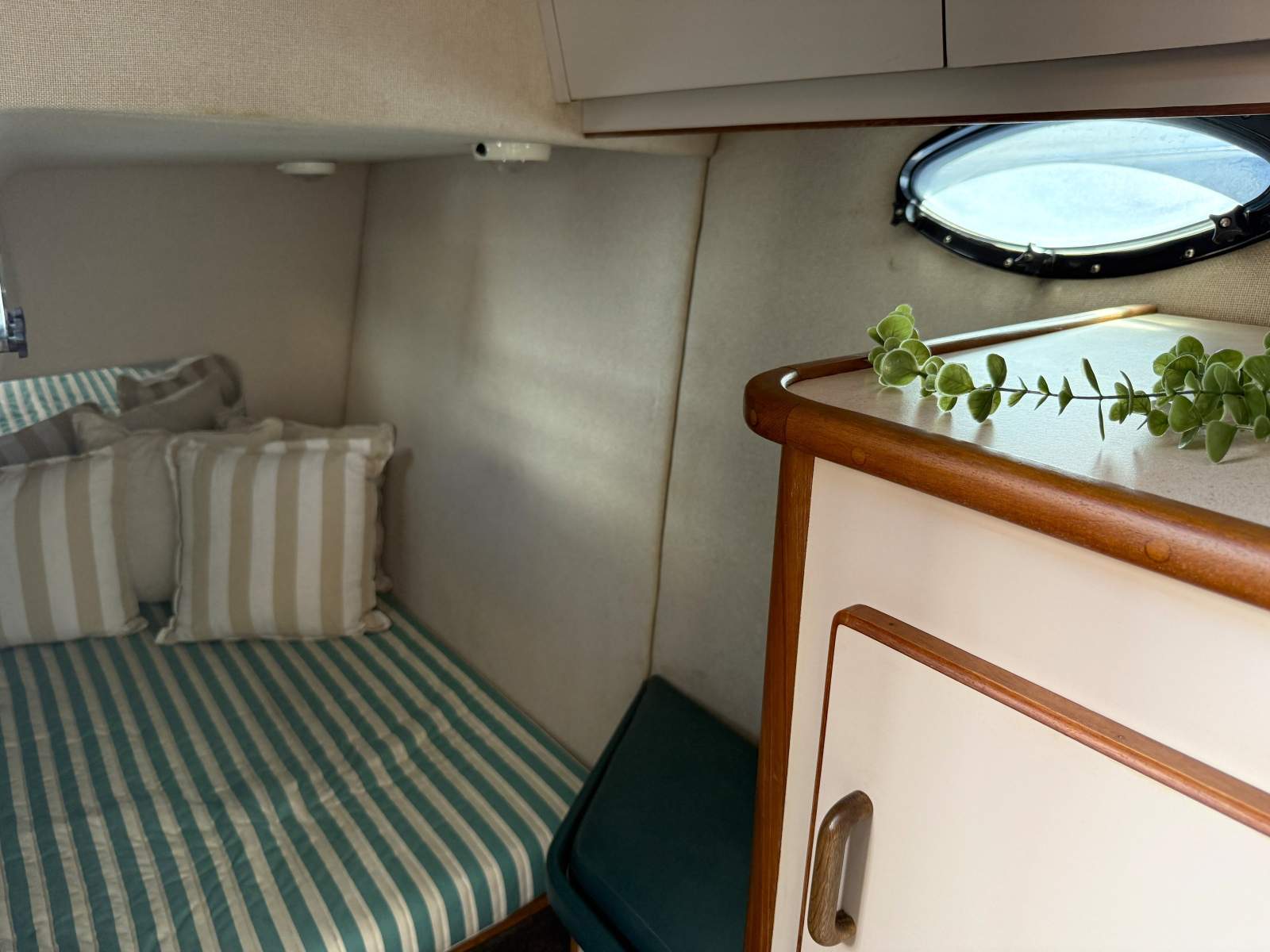 1998 REGAL 32 CABIN CRUISER