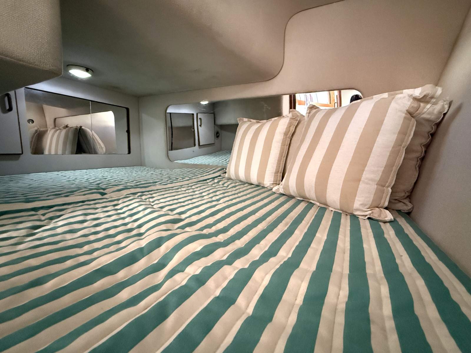 1998 REGAL 32 CABIN CRUISER