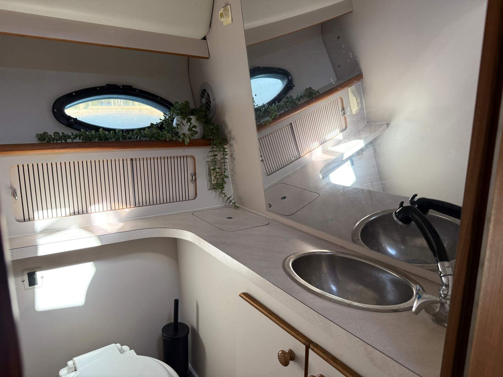1998 REGAL 32 CABIN CRUISER
