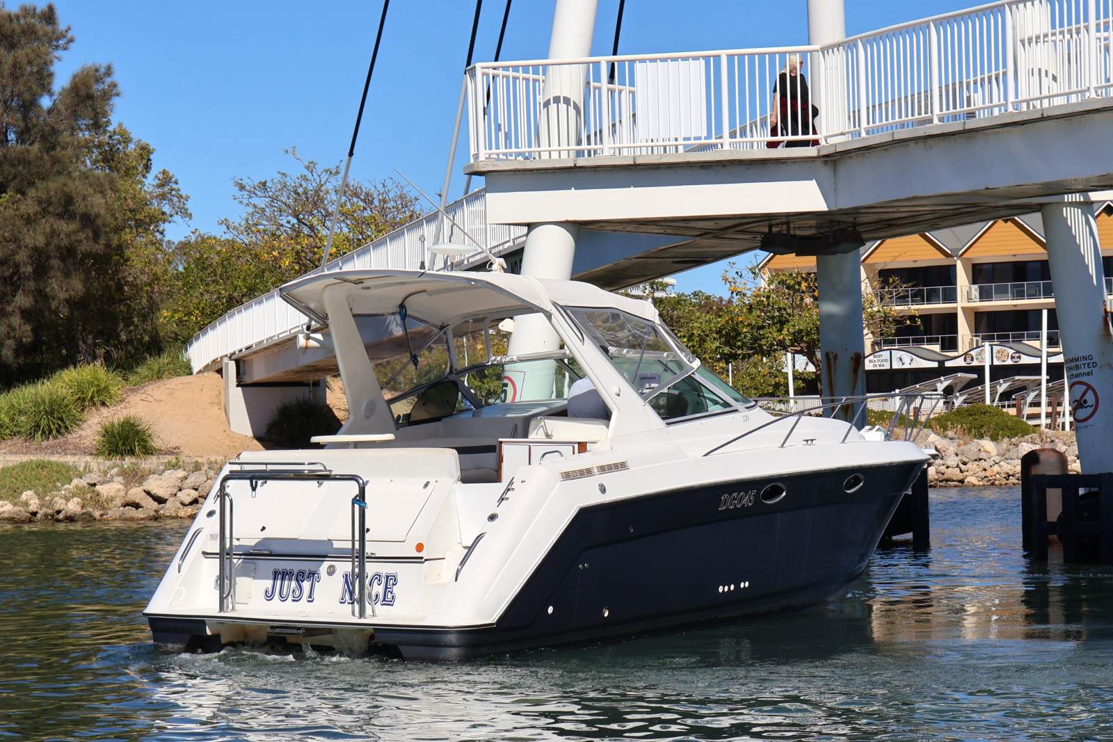 1998 REGAL 32 CABIN CRUISER
