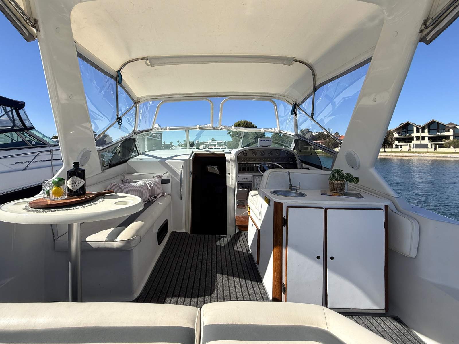 1998 REGAL 32 CABIN CRUISER