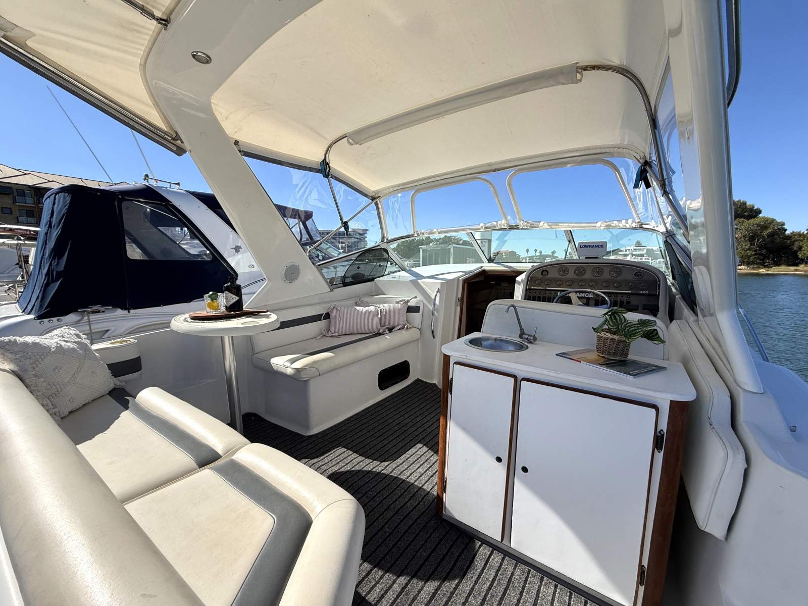 1998 REGAL 32 CABIN CRUISER
