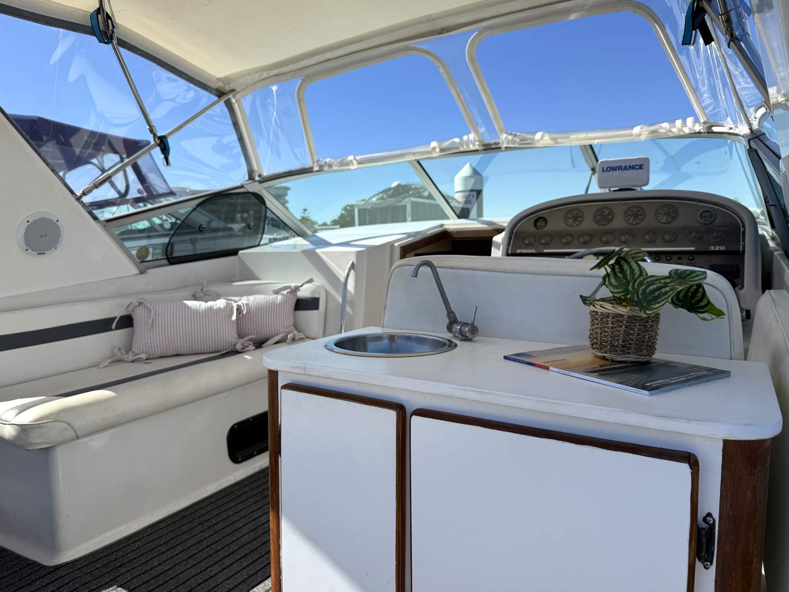 1998 REGAL 32 CABIN CRUISER
