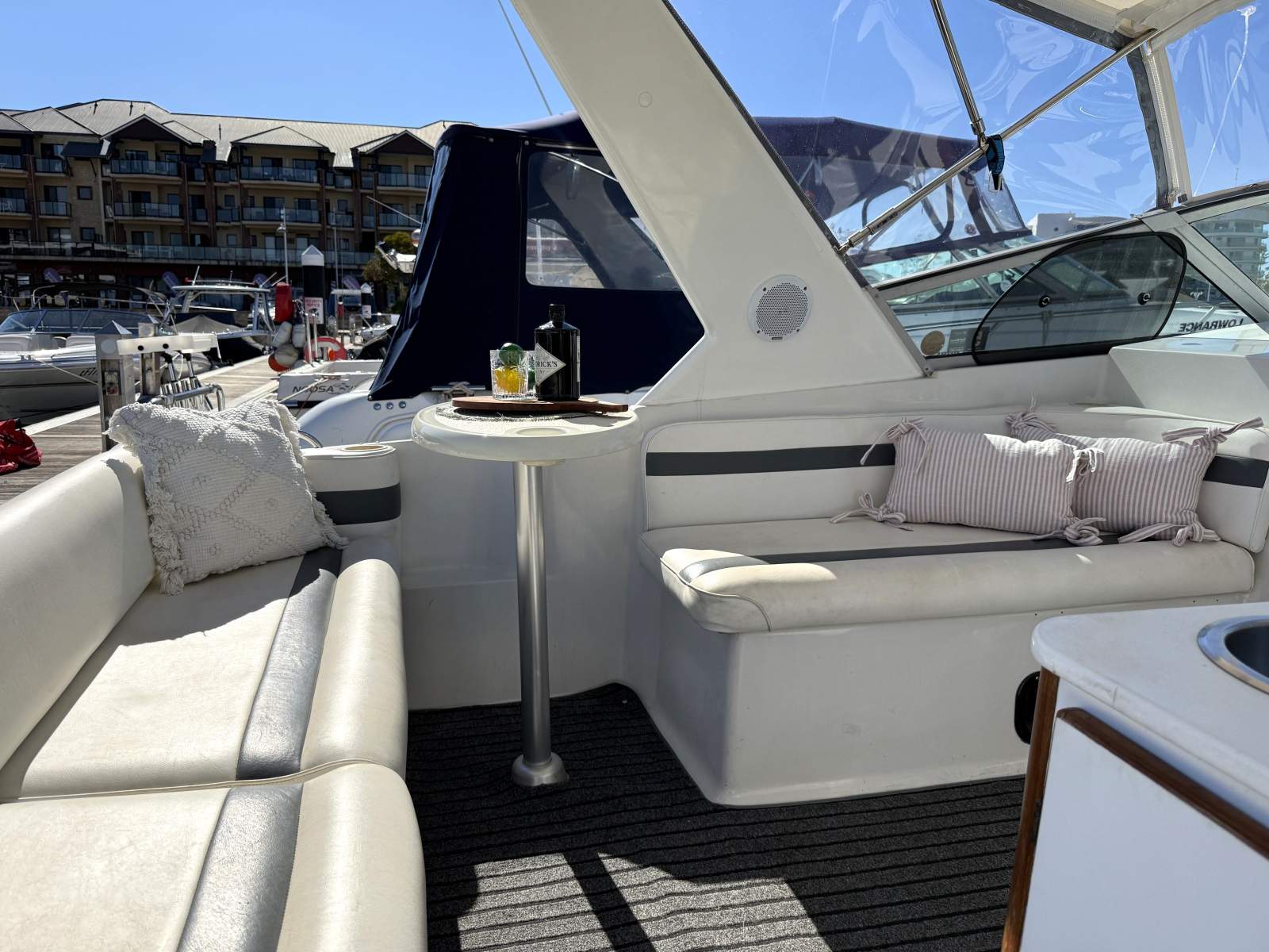 1998 REGAL 32 CABIN CRUISER