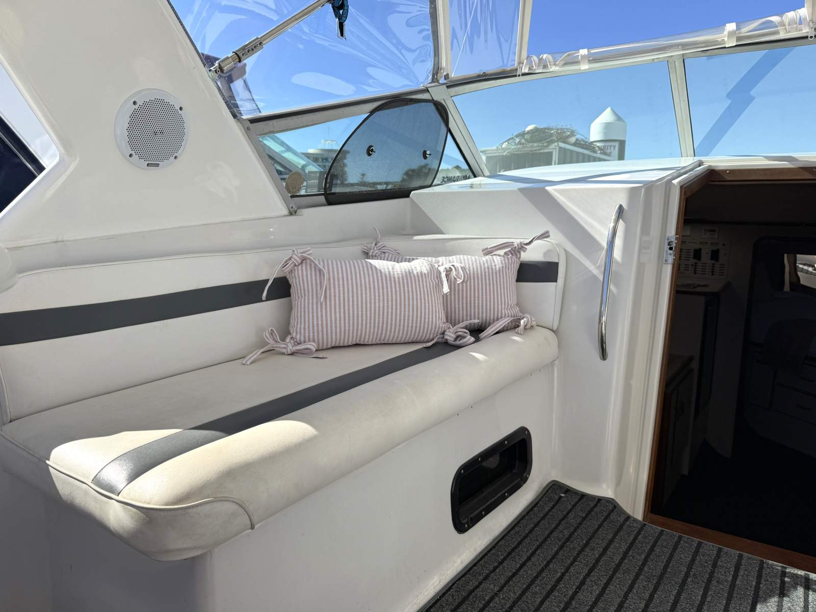 1998 REGAL 32 CABIN CRUISER