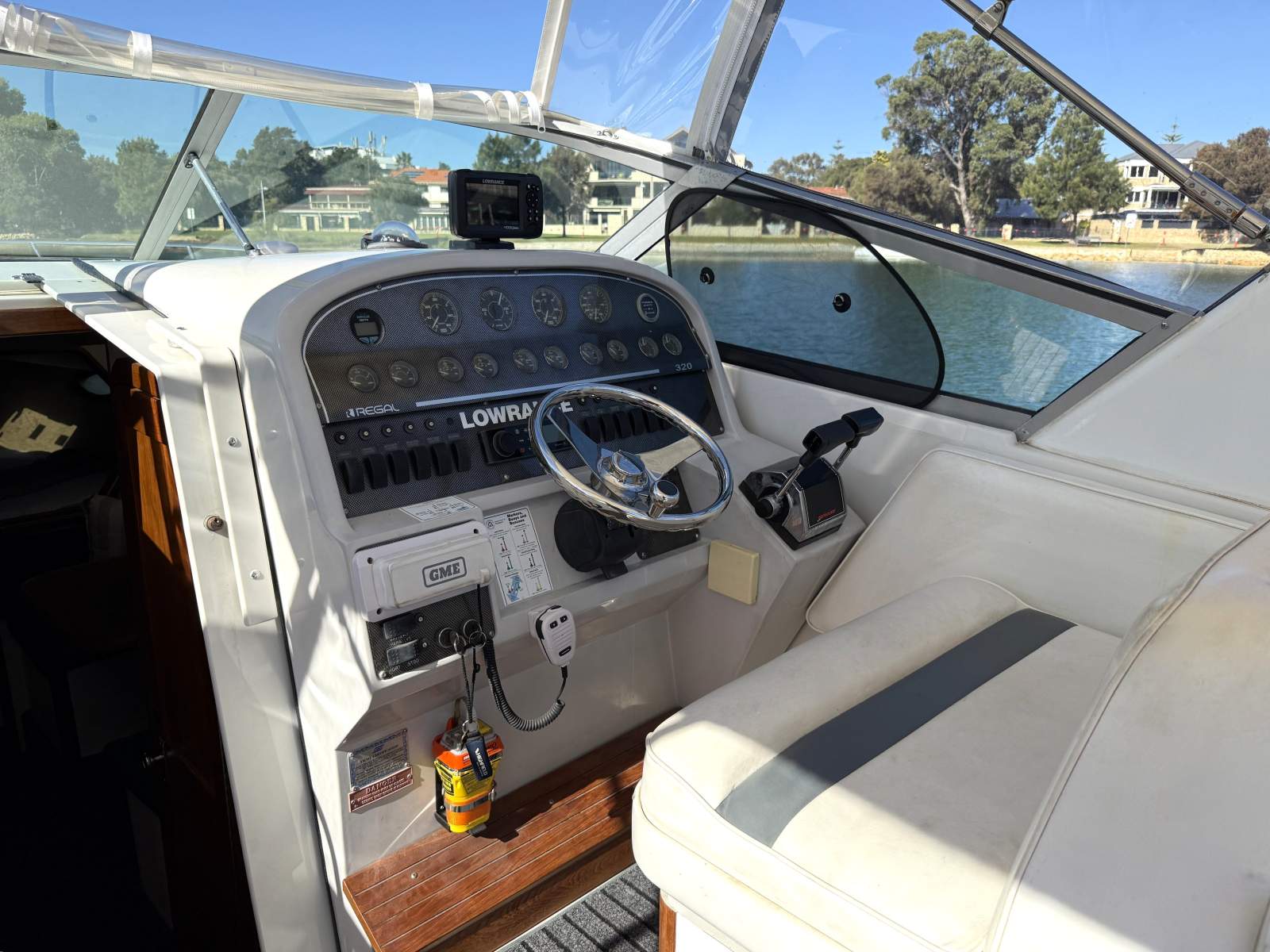 1998 REGAL 32 CABIN CRUISER