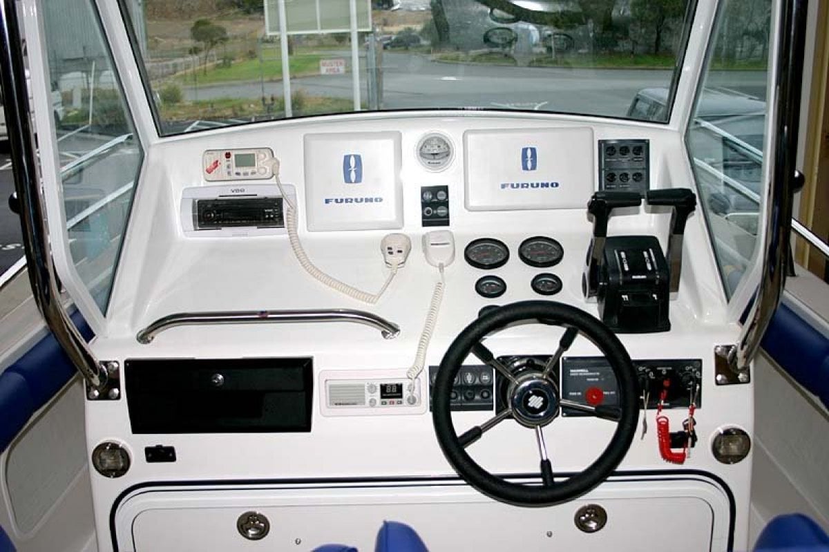 LEISURECAT ISLANDER 6000 FISHING BOAT