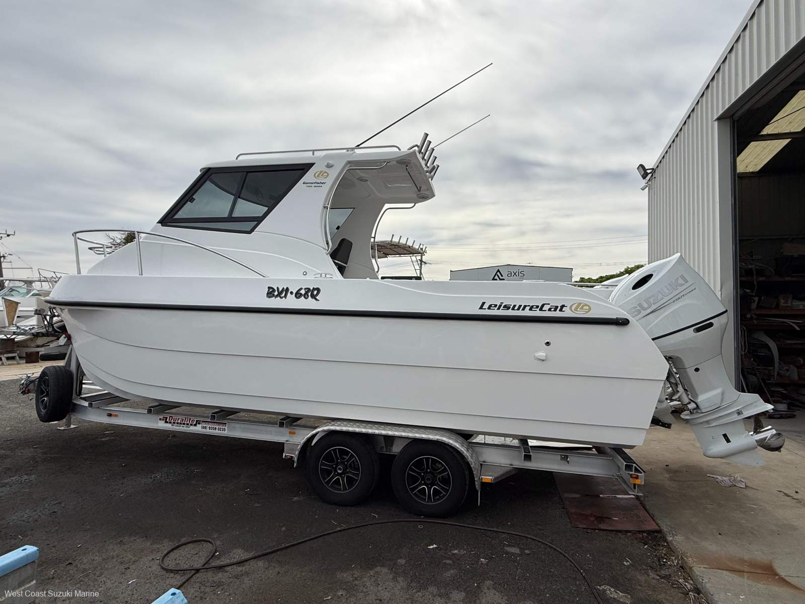 LEISURECAT GAMEFISHER 7000 FISHING BOAT