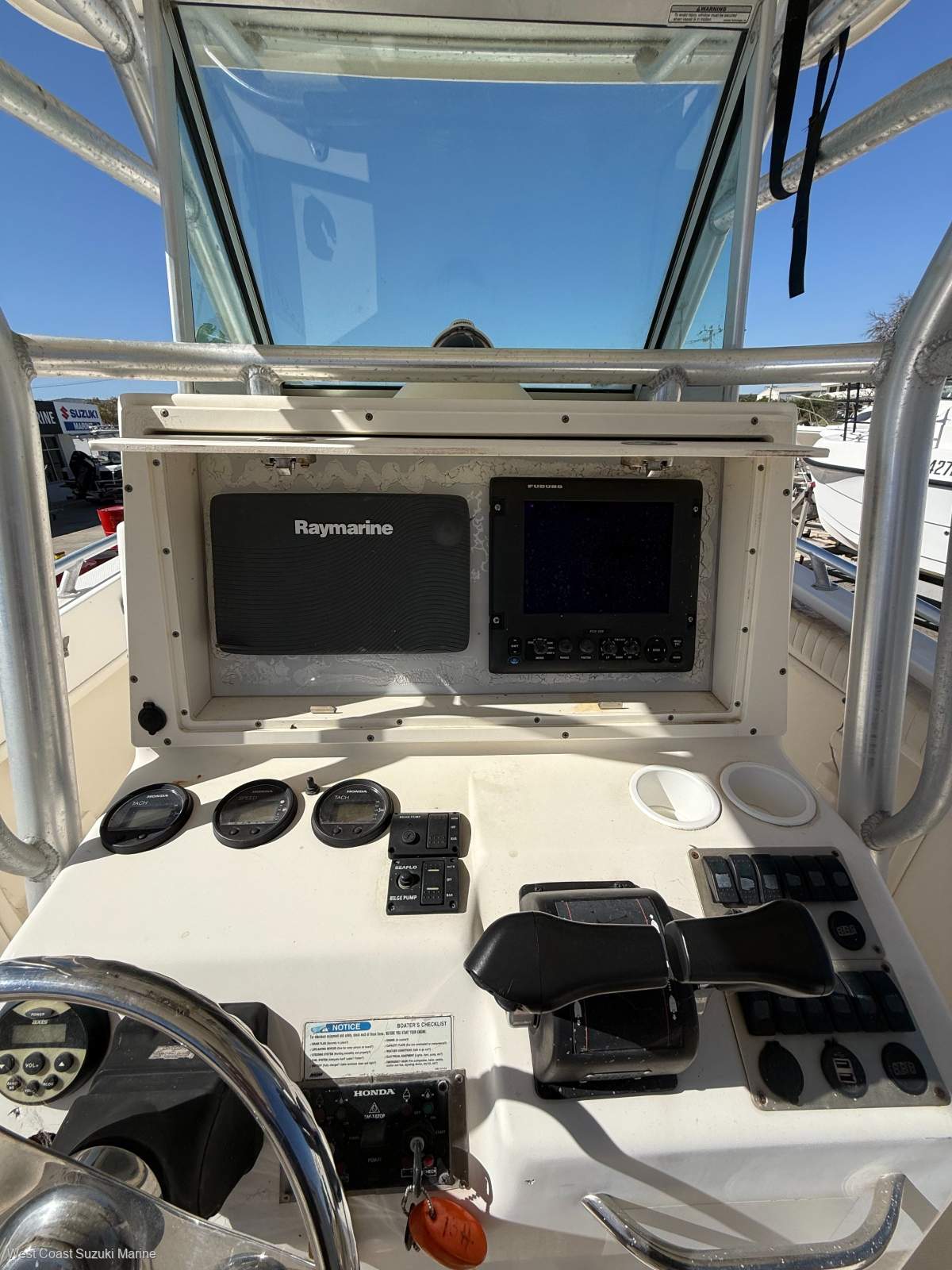 WORLD CAT 270 TE FISHING BOAT