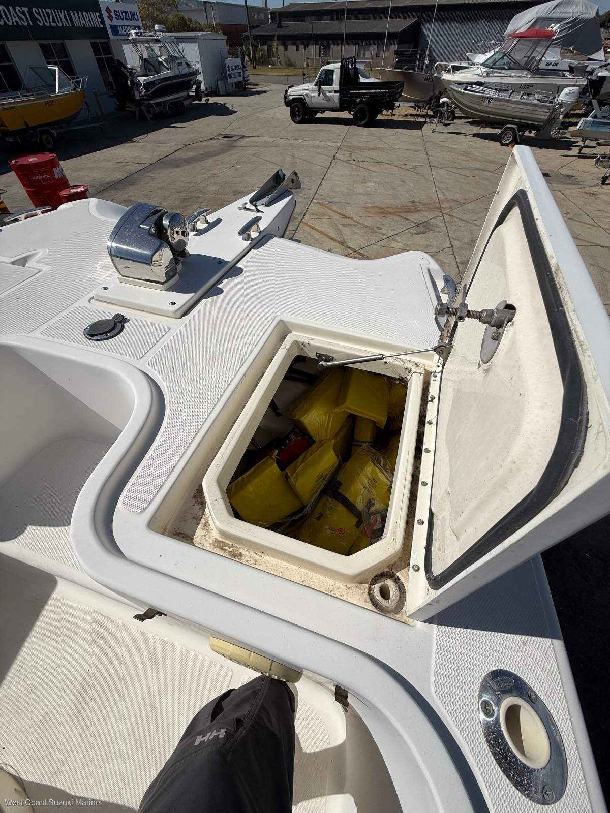 WORLD CAT 270 TE FISHING BOAT