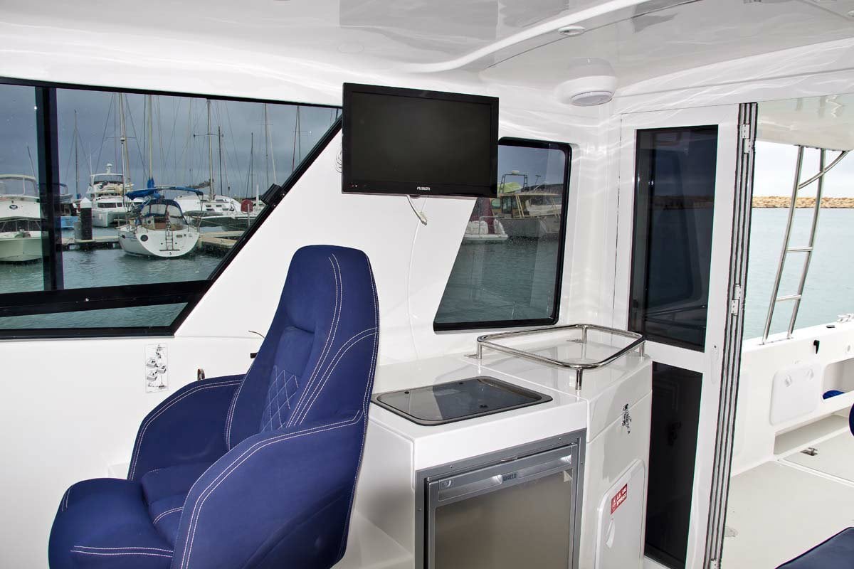 LEISURECAT KINGFISHER 9000 FISHING BOAT