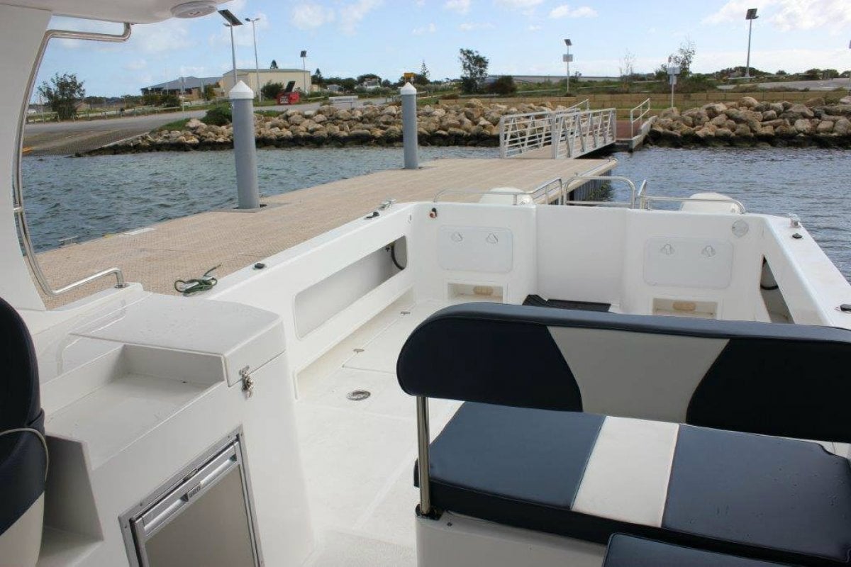 LEISURECAT KINGFISHER 9000 FISHING BOAT