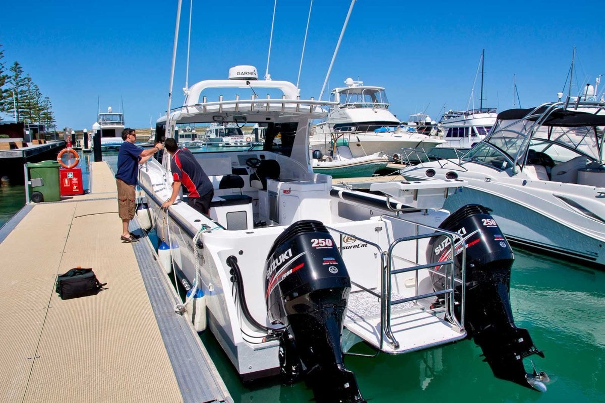 LEISURECAT KINGFISHER 9000 FISHING BOAT