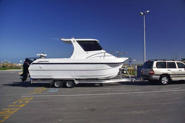 LEISURECAT GAMEFISHER 7000 FISHING BOAT