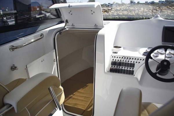 LEISURECAT GAMEFISHER 7000 FISHING BOAT