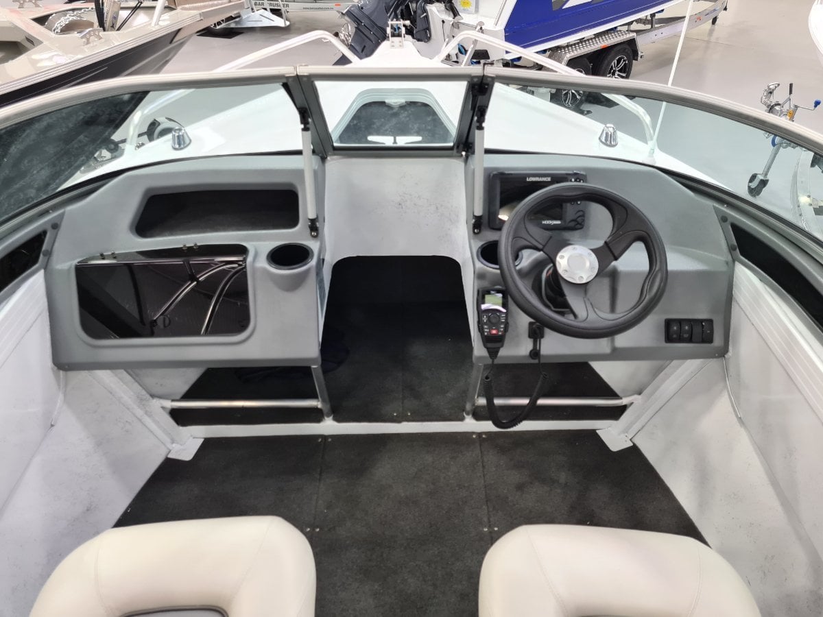 QUINTREX 500 CRUISEABOUT BOWRIDER