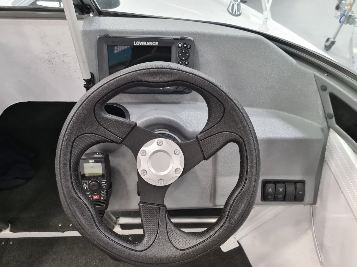 QUINTREX 500 CRUISEABOUT BOWRIDER