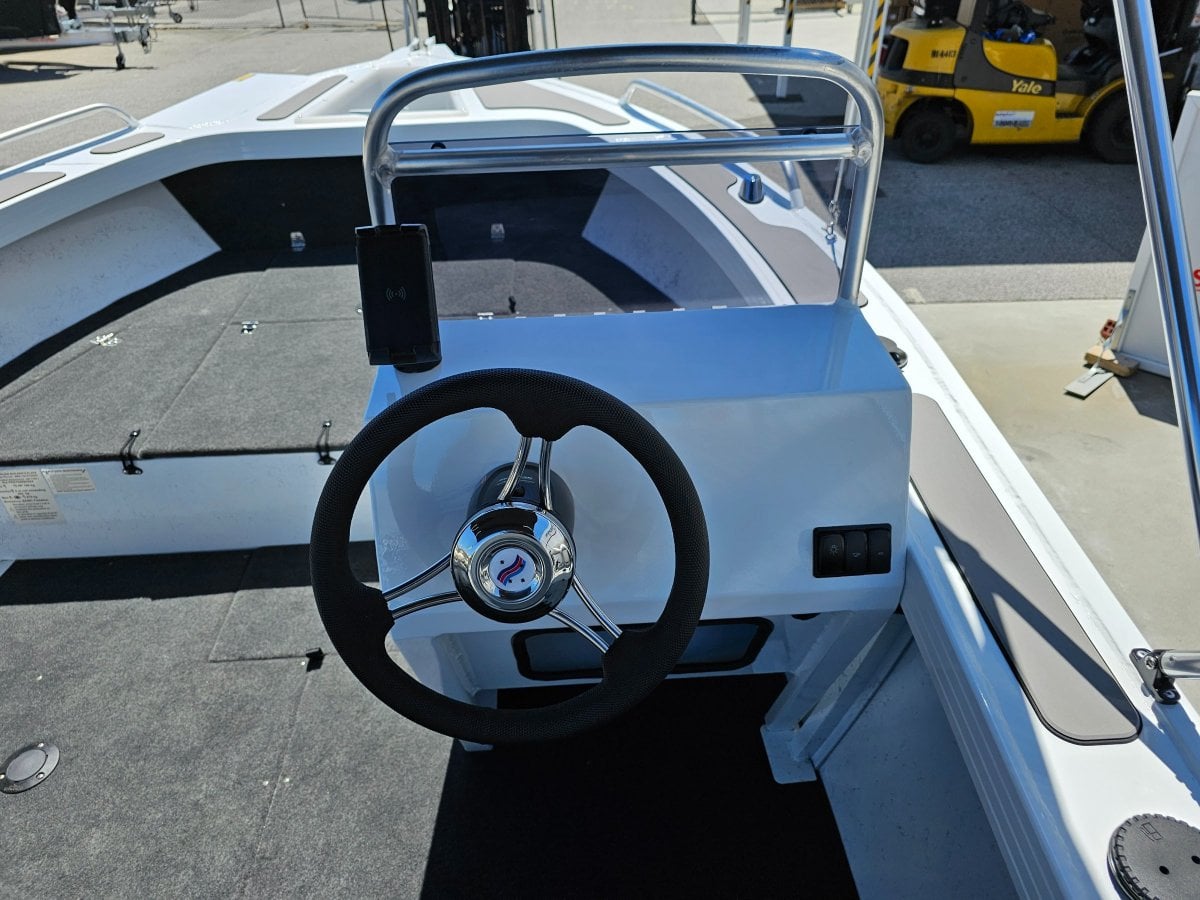2024 QUINTREX 460 RENEGADE SIDE CONSOLE
