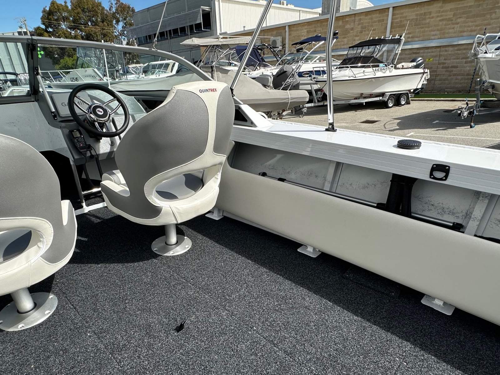 QUINTREX 520 FISHABOUT PRO RUNABOUT
