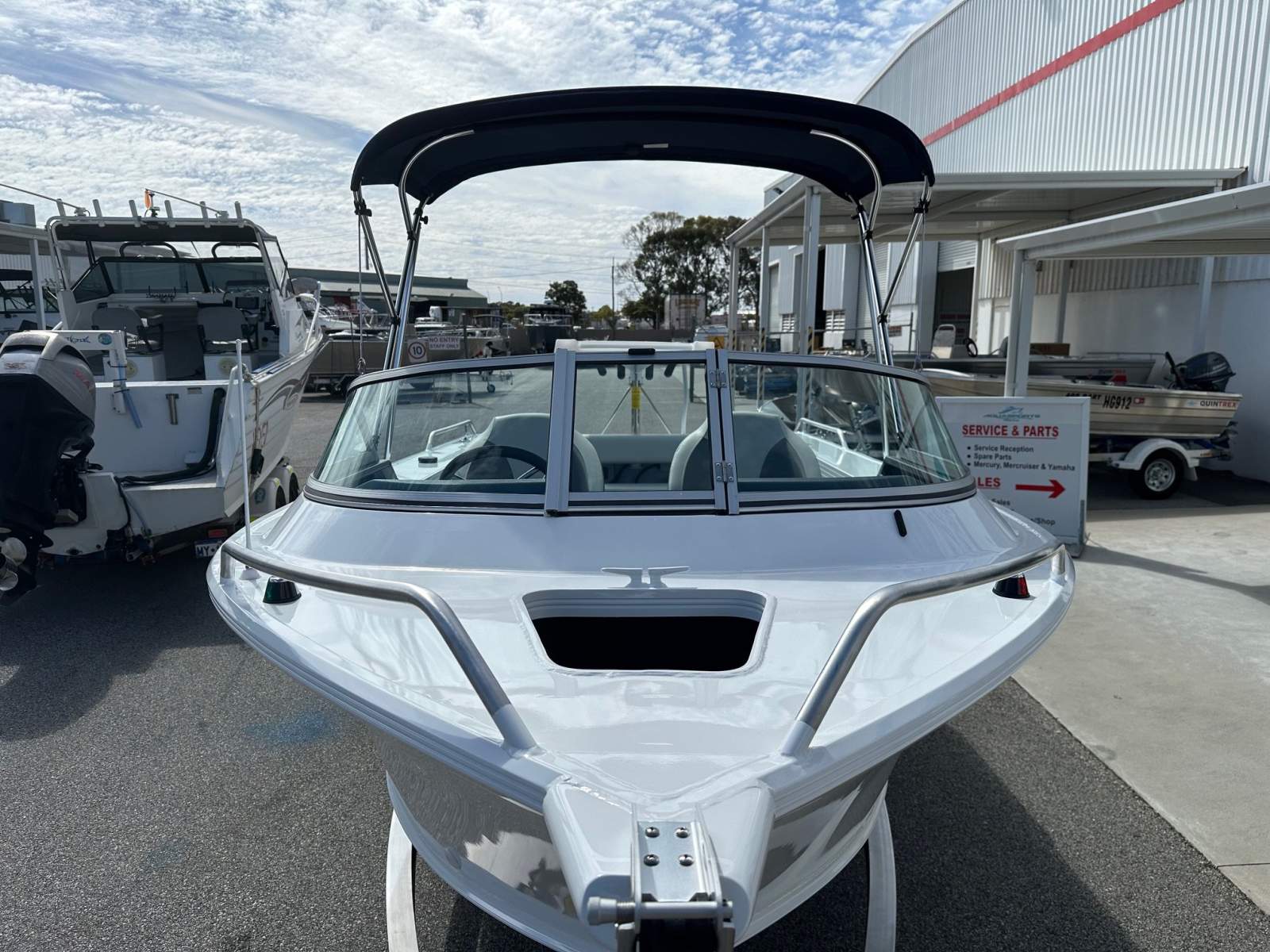 QUINTREX 520 FISHABOUT PRO RUNABOUT