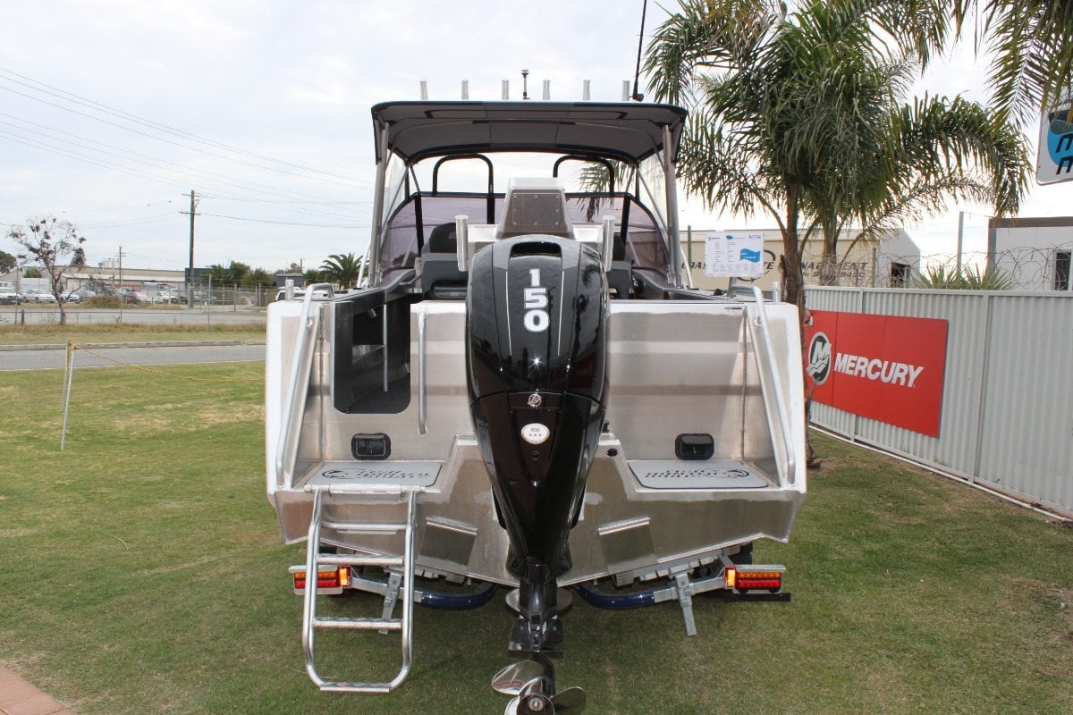 FISH HUNTER 620 ADVENTURER RUNABOUT