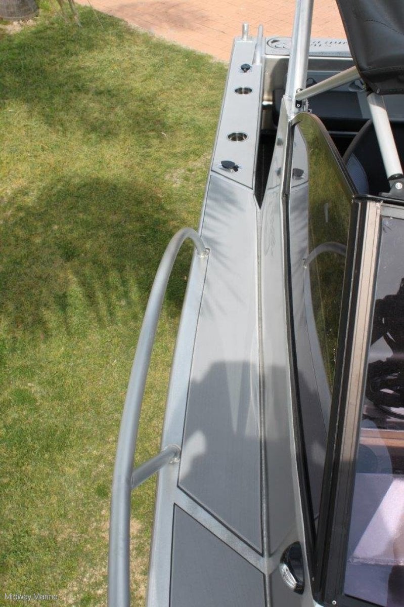 FISH HUNTER 650 ADVENTURER RUNABOUT