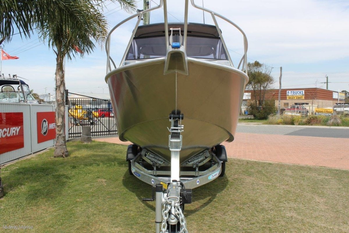 FISH HUNTER 650 ADVENTURER RUNABOUT