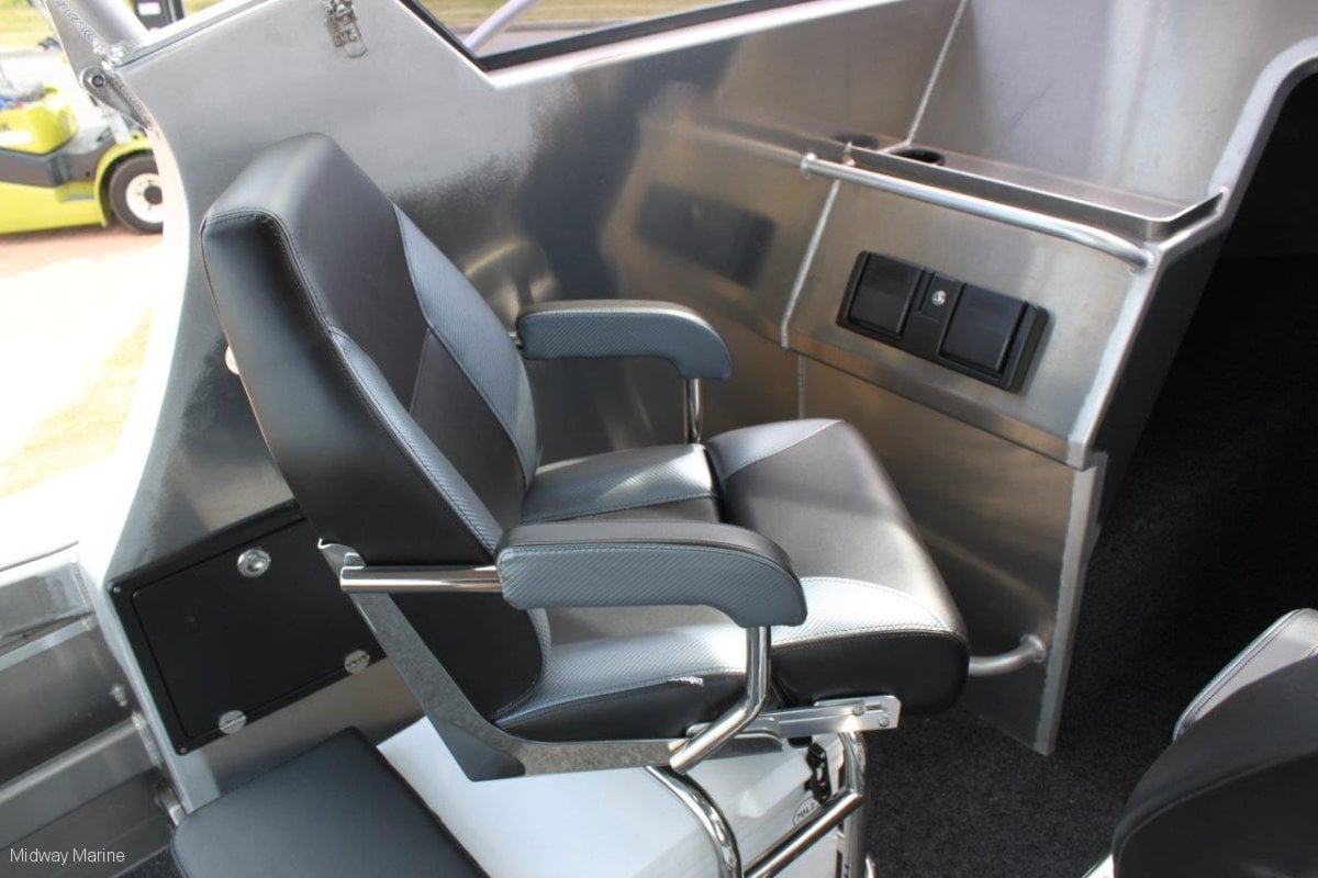 FISH HUNTER 650 ADVENTURER RUNABOUT