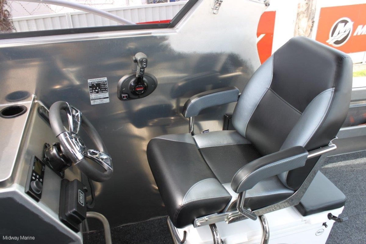 FISH HUNTER 650 ADVENTURER RUNABOUT