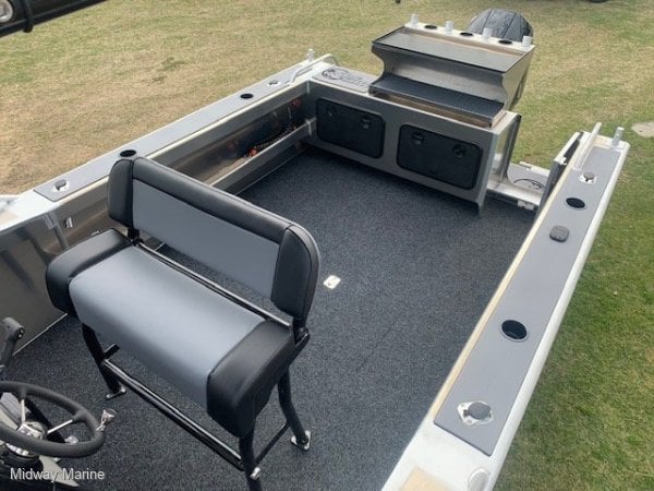 FISH HUNTER 620 ADVENTURER RUNABOUT