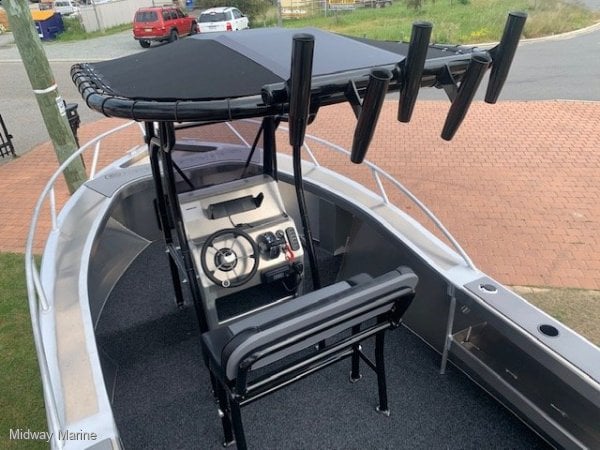 FISH HUNTER 620 ADVENTURER RUNABOUT