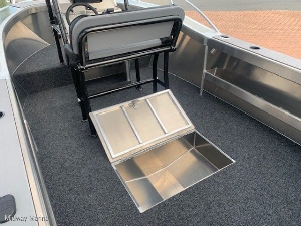 FISH HUNTER 620 ADVENTURER RUNABOUT