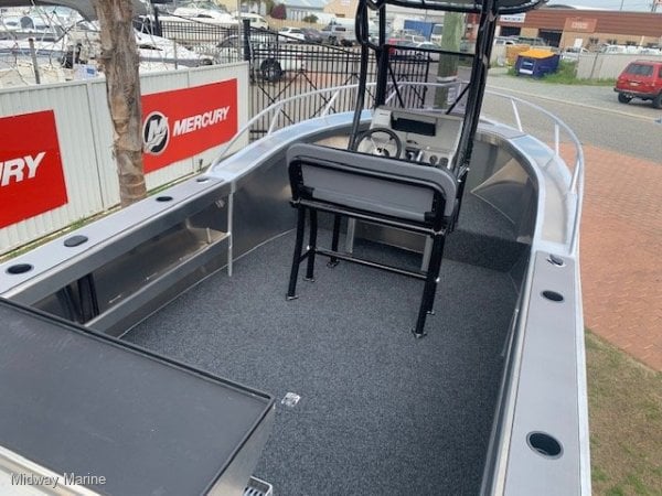 FISH HUNTER 620 ADVENTURER RUNABOUT