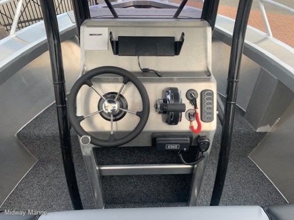 FISH HUNTER 620 ADVENTURER RUNABOUT