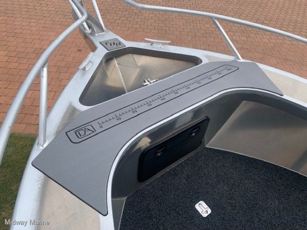 FISH HUNTER 620 ADVENTURER RUNABOUT