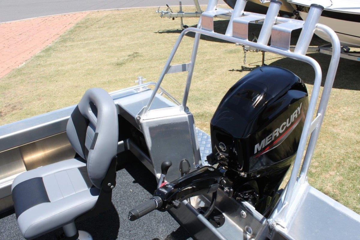 FISH HUNTER 460 XS RUNABOUT