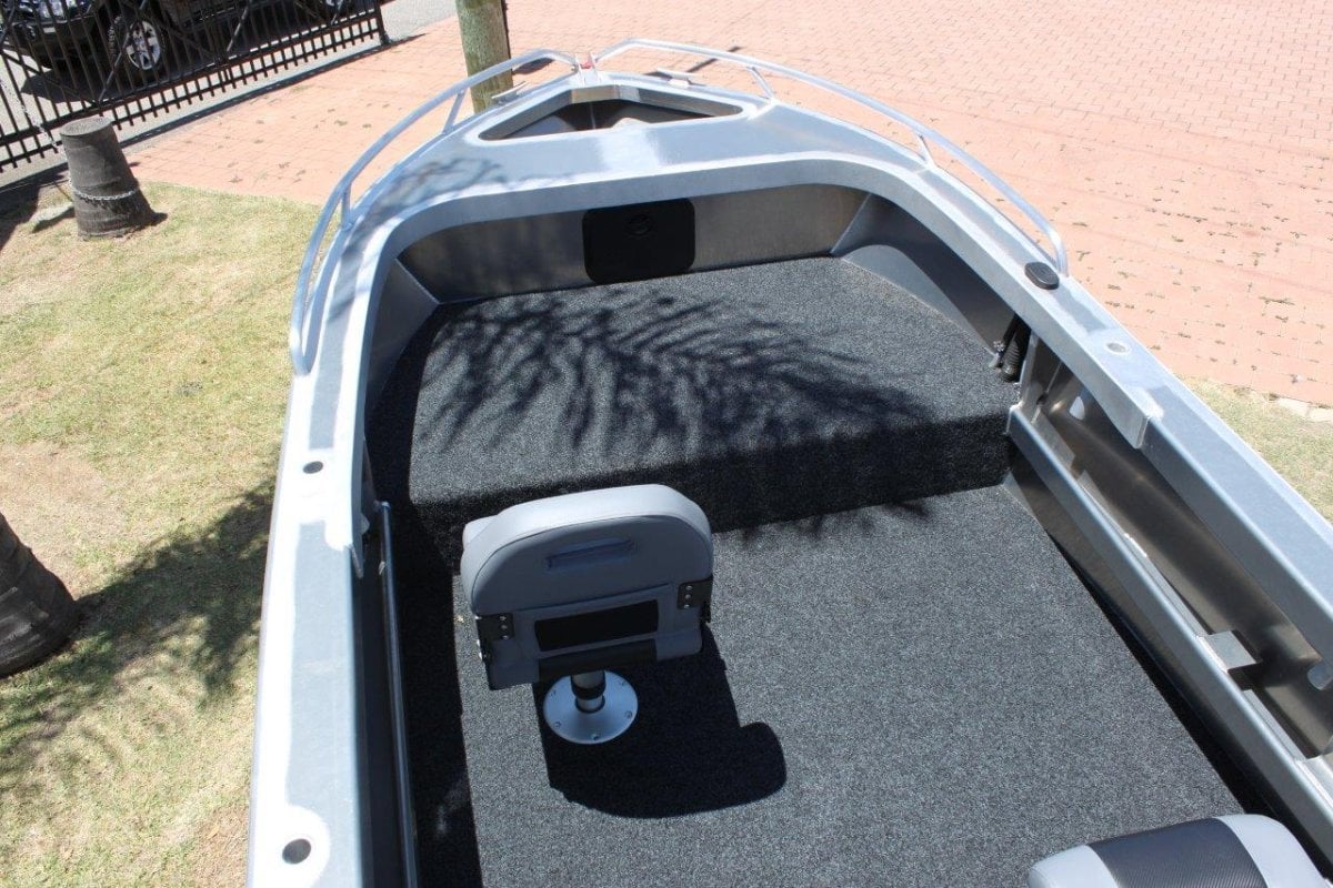 FISH HUNTER 460 XS RUNABOUT