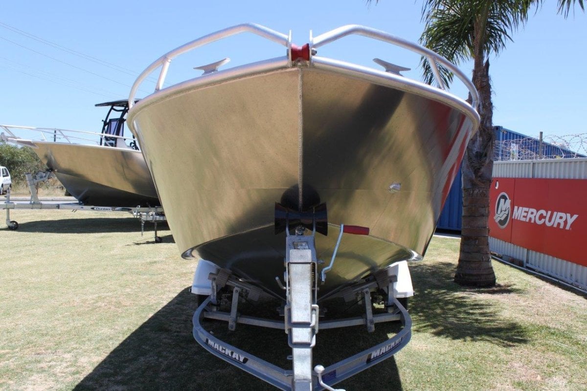 FISH HUNTER 460 XS RUNABOUT
