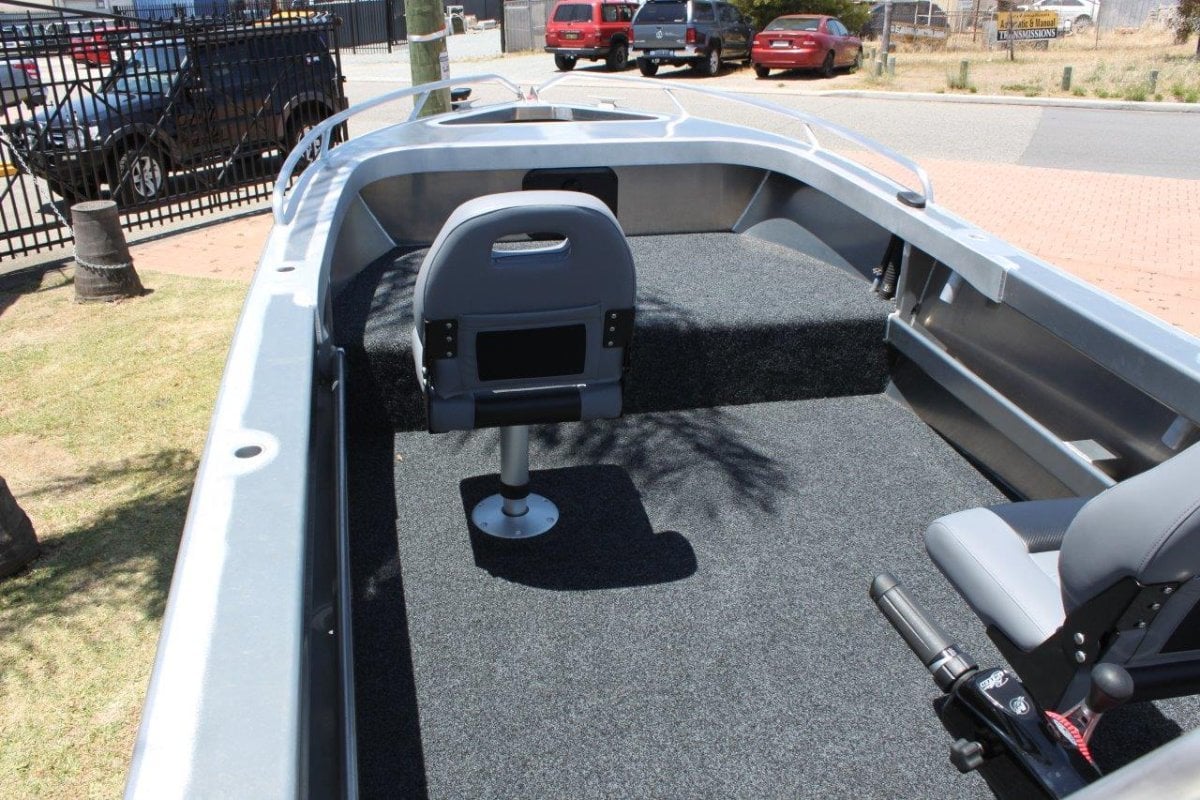 FISH HUNTER 460 XS RUNABOUT